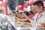 梦见炖鸡“嗦粉”经济火热 中国多地“食力”出圈