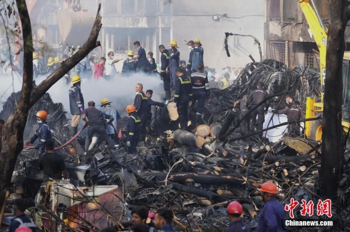 当地时间6月12日，印度航空一架客机在执飞艾哈迈达巴德至伦敦盖特威克航线时在飞行过程中坠毁，航班上共有242人。据外媒报道称，飞机坠毁在当地的一所医学院的宿舍区内。据路透社报道，现场找到的尸体可能(〽)包括乘(🍈)客与地面的遇难者。根据现场拍摄的照(🧒)片和视频显示，飞机残(🍚)骸散落在建筑物周围，机身卡在了建筑物顶部。图为搜救队在飞机(🐠)坠毁现场进行救援(💪)。图/视觉中国